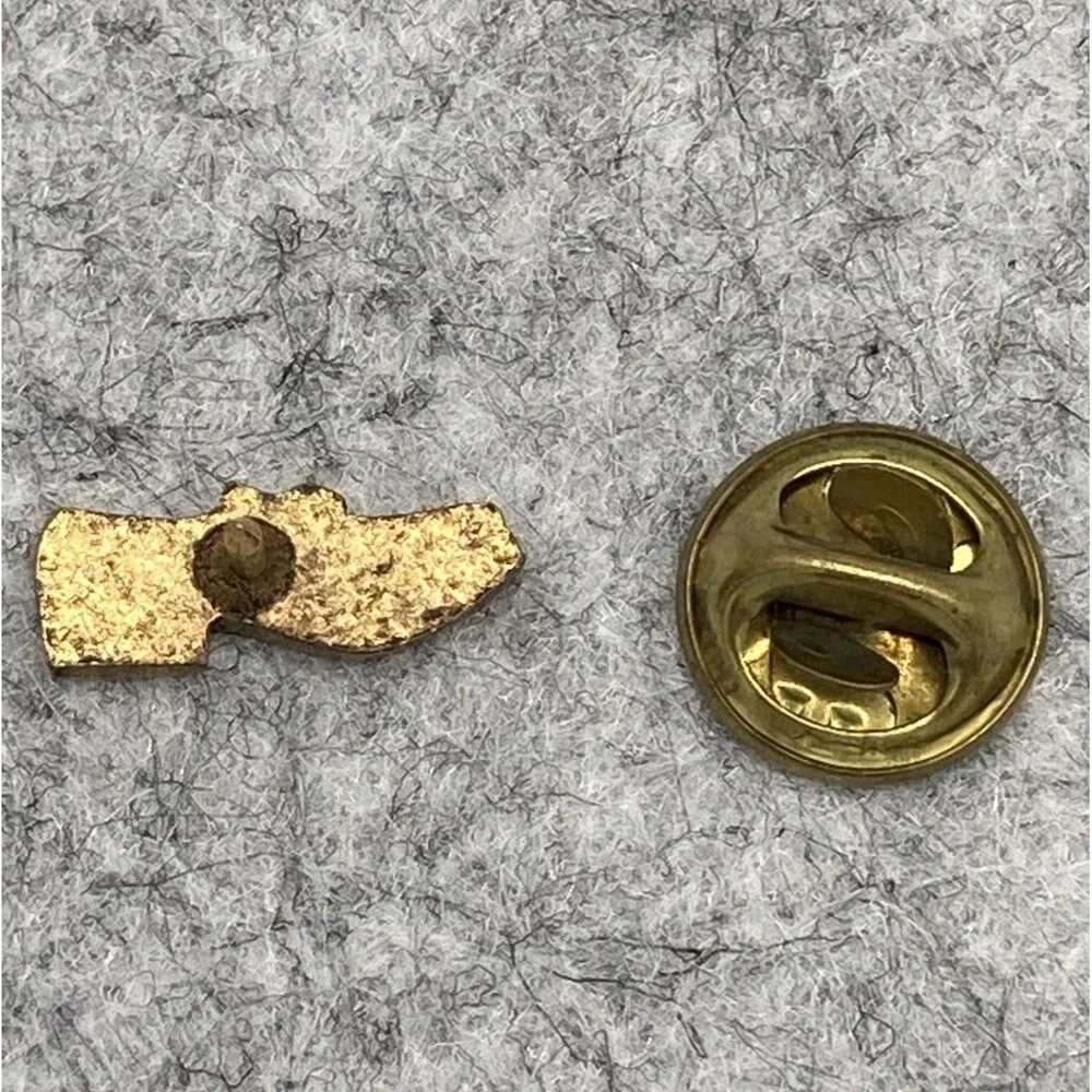 Vtg Gold Tone Men's‎ Shoe Tie Tack Lapel Pin Quirky Hipster Dopamine Dressing